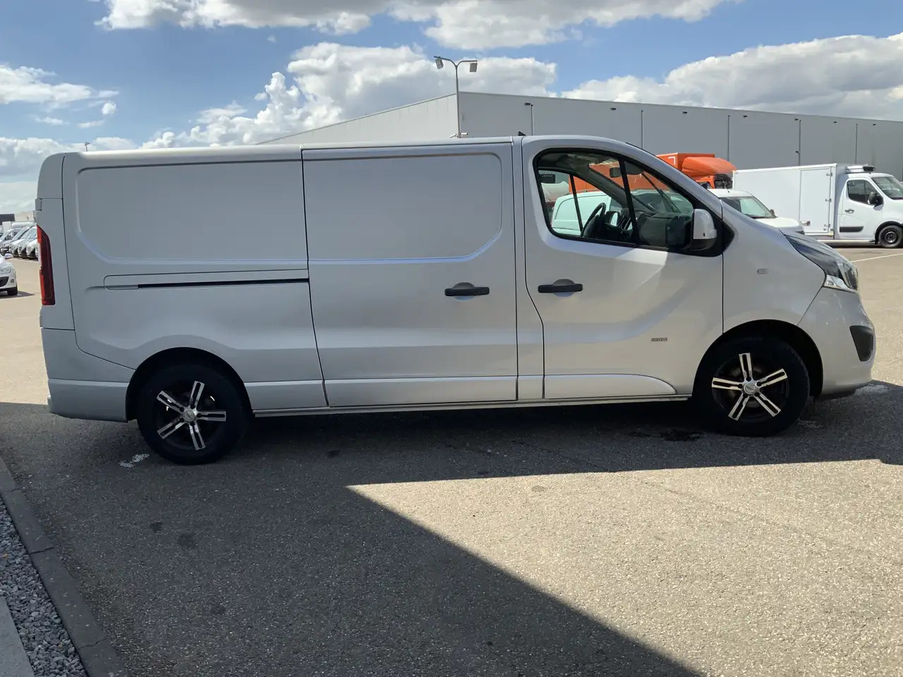 Opel Vivaro 1.6 CDTI L2H1 Sport EcoFlex (MOTOR DEFECT !!!!)Air - Kastenwagen: das Bild 2 Opel Vivaro 1.6 CDTI L2H1 Sport EcoFlex (MOTOR DEFECT !!!!)Air - Kastenwagen: das Bild 2