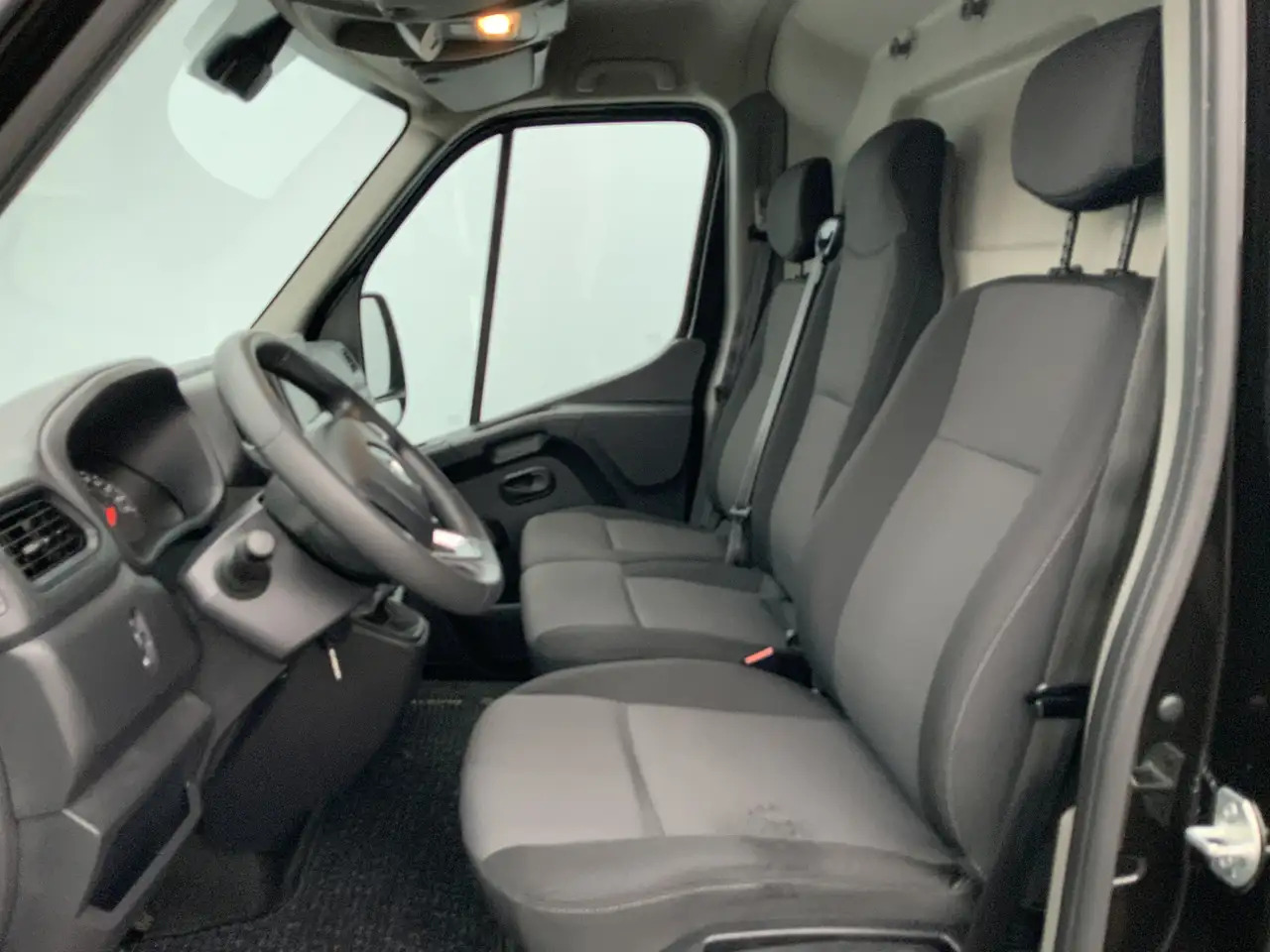 Renault Master T35 2.3 dCi 150 L2H2 Airco Cruise Camera 3 Zits Na - Kastenwagen: das Bild 4 Renault Master T35 2.3 dCi 150 L2H2 Airco Cruise Camera 3 Zits Na - Kastenwagen: das Bild 4