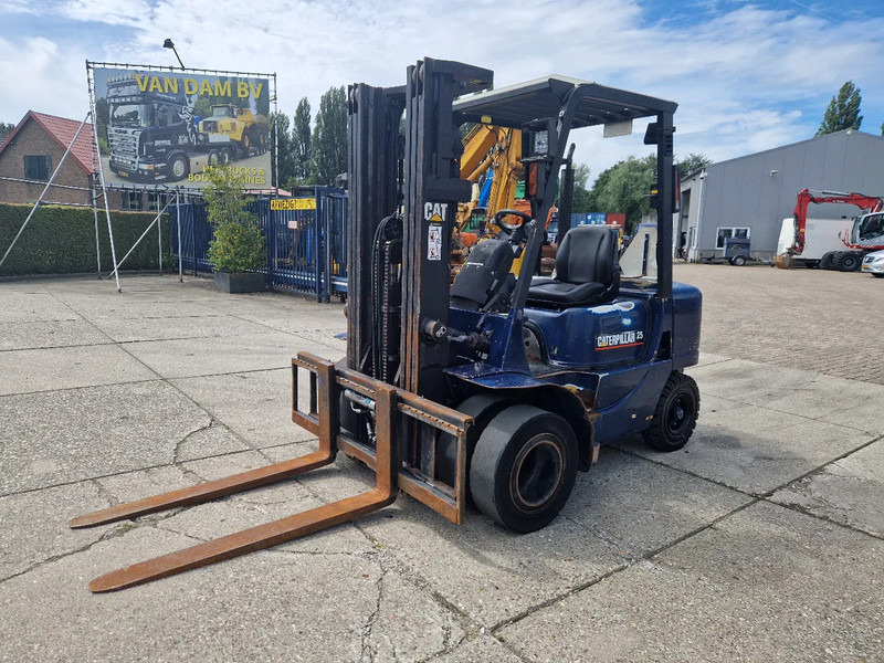 Caterpillar DP25K met breed vorkenbord - Dieselstapler: das Bild 1 Caterpillar DP25K met breed vorkenbord - Dieselstapler: das Bild 1