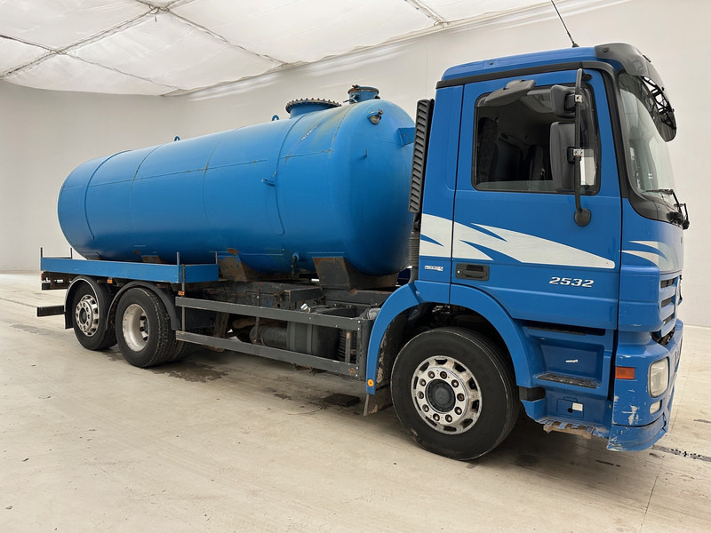 Mercedes-Benz Actros 2532 - 6x2 - Tankwagen: das Bild 3 Mercedes-Benz Actros 2532 - 6x2 - Tankwagen: das Bild 3