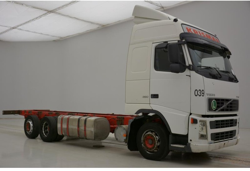 Volvo FH12.380 - 6x2 Globetrotter - Fahrgestell LKW: das Bild 2 Volvo FH12.380 - 6x2 Globetrotter - Fahrgestell LKW: das Bild 2