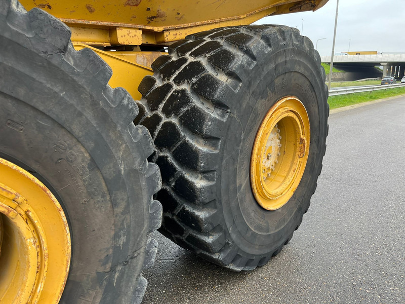 Knickgelenkter Dumper Caterpillar 740B: das Bild 9
