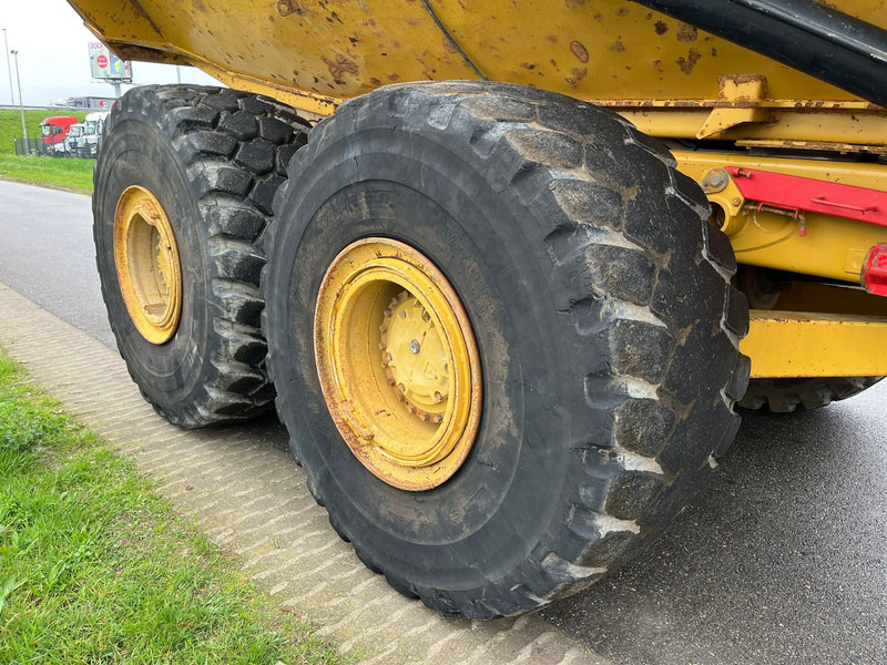 Knickgelenkter Dumper Caterpillar 740B: das Bild 13