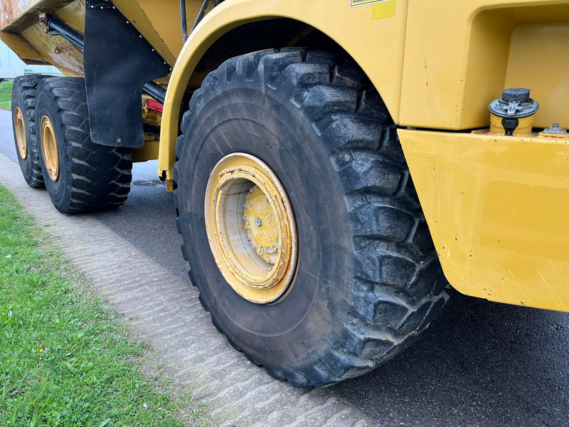 Knickgelenkter Dumper Caterpillar 740B: das Bild 12