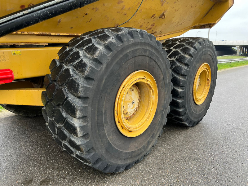 Knickgelenkter Dumper Caterpillar 740B: das Bild 10