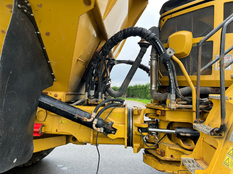 Knickgelenkter Dumper Caterpillar 740B: das Bild 15