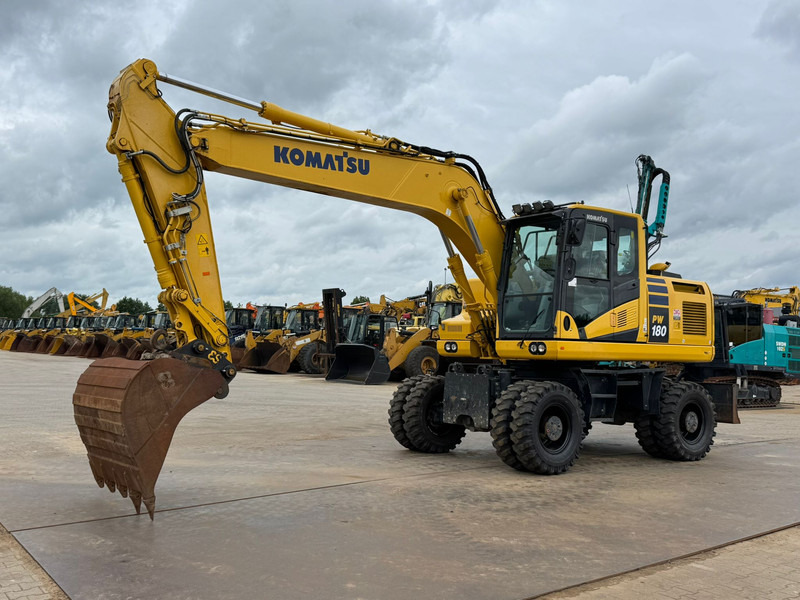 Komatsu PW180-11 - Mobilbagger: das Bild 2 Komatsu PW180-11 - Mobilbagger: das Bild 2