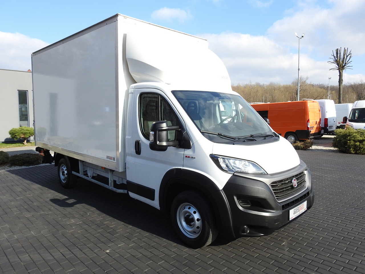 FIAT DUCATO BOX LIFT 8 PALLETS CRUISE CONTROL NAVIGATION LED LIGHTS AIR CONDITIONING 130HP - Koffer Transporter: das Bild 4 FIAT DUCATO BOX LIFT 8 PALLETS CRUISE CONTROL NAVIGATION LED LIGHTS AIR CONDITIONING 130HP - Koffer Transporter: das Bild 4