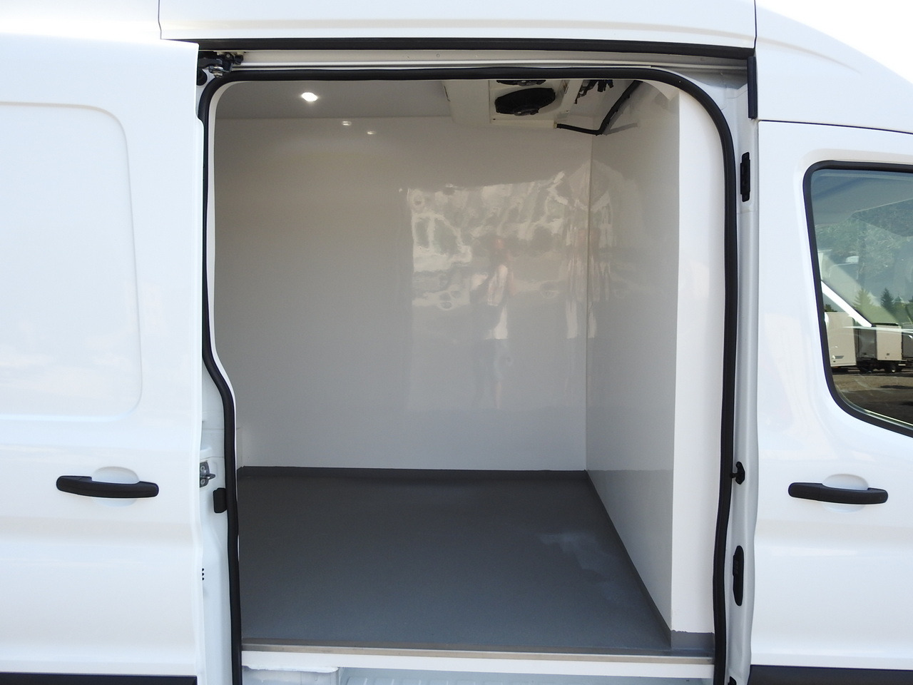 Kühltransporter FORD TRANSIT REFRIGERATOR VAN 0*C HEATING FUNCTION CRUISE CONTROL AIR CONDITIONING LED LIGHTS 130HP: das Bild 25 Kühltransporter FORD TRANSIT REFRIGERATOR VAN 0*C HEATING FUNCTION CRUISE CONTROL AIR CONDITIONING LED LIGHTS 130HP: das Bild 25