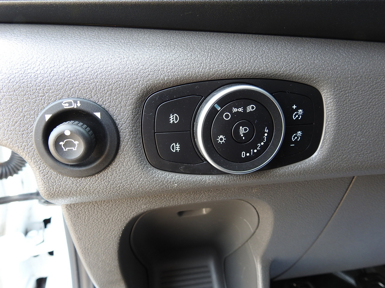 Kühltransporter FORD TRANSIT REFRIGERATOR VAN 0*C HEATING FUNCTION CRUISE CONTROL AIR CONDITIONING LED LIGHTS 130HP: das Bild 31 Kühltransporter FORD TRANSIT REFRIGERATOR VAN 0*C HEATING FUNCTION CRUISE CONTROL AIR CONDITIONING LED LIGHTS 130HP: das Bild 31