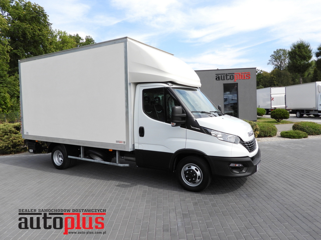 IVECO DAILY 35C16 BOX LIFT 8 PALLETS CRUISE CONTROL AUTOMATIC TRANSMISSION HI-MATIC TWIN WHEELS AIR CONDITIONING 160HP - Koffer Transporter: das Bild 1 IVECO DAILY 35C16 BOX LIFT 8 PALLETS CRUISE CONTROL AUTOMATIC TRANSMISSION HI-MATIC TWIN WHEELS AIR CONDITIONING 160HP - Koffer Transporter: das Bild 1