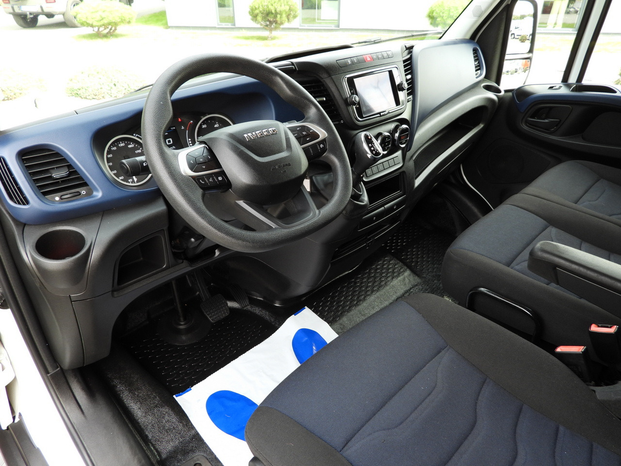 IVECO DAILY 35C16 BOX LIFT 8 PALLETS CRUISE CONTROL AUTOMATIC TRANSMISSION HI-MATIC TWIN WHEELS AIR CONDITIONING 160HP - Koffer Transporter: das Bild 2 IVECO DAILY 35C16 BOX LIFT 8 PALLETS CRUISE CONTROL AUTOMATIC TRANSMISSION HI-MATIC TWIN WHEELS AIR CONDITIONING 160HP - Koffer Transporter: das Bild 2