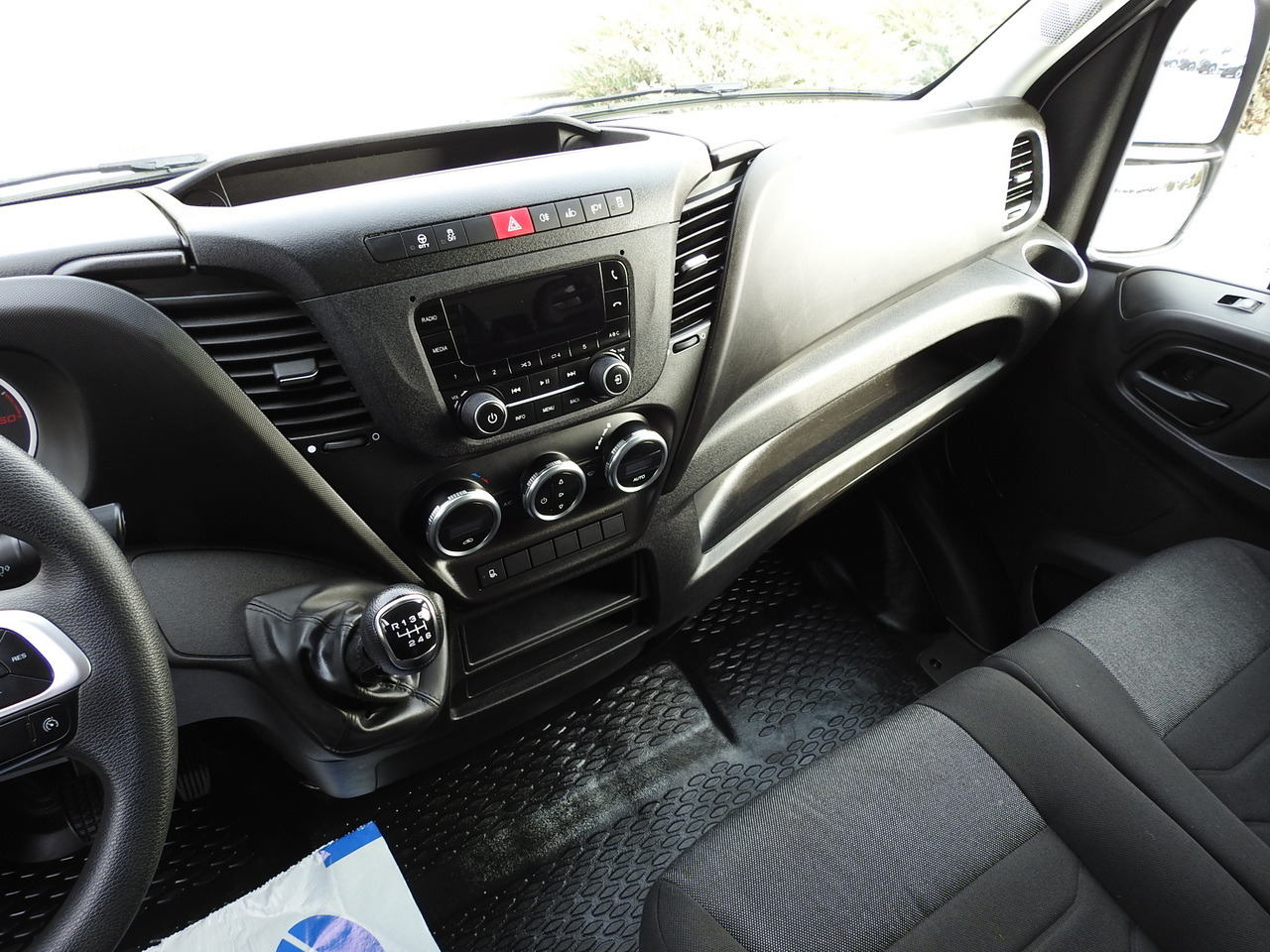 Koffer Transporter IVECO DAILY 35C16 BOX LIFT 8 PALLETS CRUISE CONTROL TWIN WHEELS AIR CONDITIONING 160HP: das Bild 32 Koffer Transporter IVECO DAILY 35C16 BOX LIFT 8 PALLETS CRUISE CONTROL TWIN WHEELS AIR CONDITIONING 160HP: das Bild 32