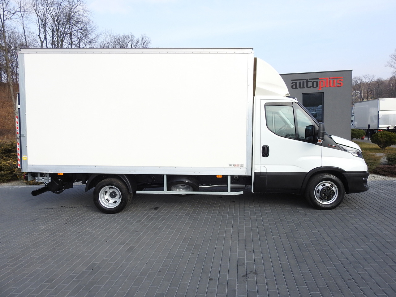 Koffer Transporter IVECO DAILY 35C16 BOX LIFT 8 PALLETS CRUISE CONTROL TWIN WHEELS AIR CONDITIONING 160HP: das Bild 7 Koffer Transporter IVECO DAILY 35C16 BOX LIFT 8 PALLETS CRUISE CONTROL TWIN WHEELS AIR CONDITIONING 160HP: das Bild 7