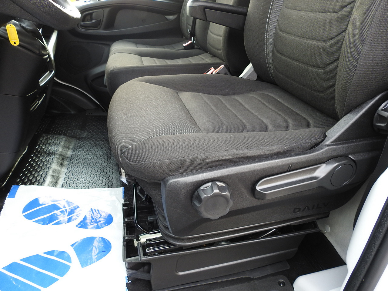 Koffer Transporter IVECO DAILY 35C16 BOX LIFT 8 PALLETS CRUISE CONTROL TWIN WHEELS AIR CONDITIONING 160HP: das Bild 27 Koffer Transporter IVECO DAILY 35C16 BOX LIFT 8 PALLETS CRUISE CONTROL TWIN WHEELS AIR CONDITIONING 160HP: das Bild 27