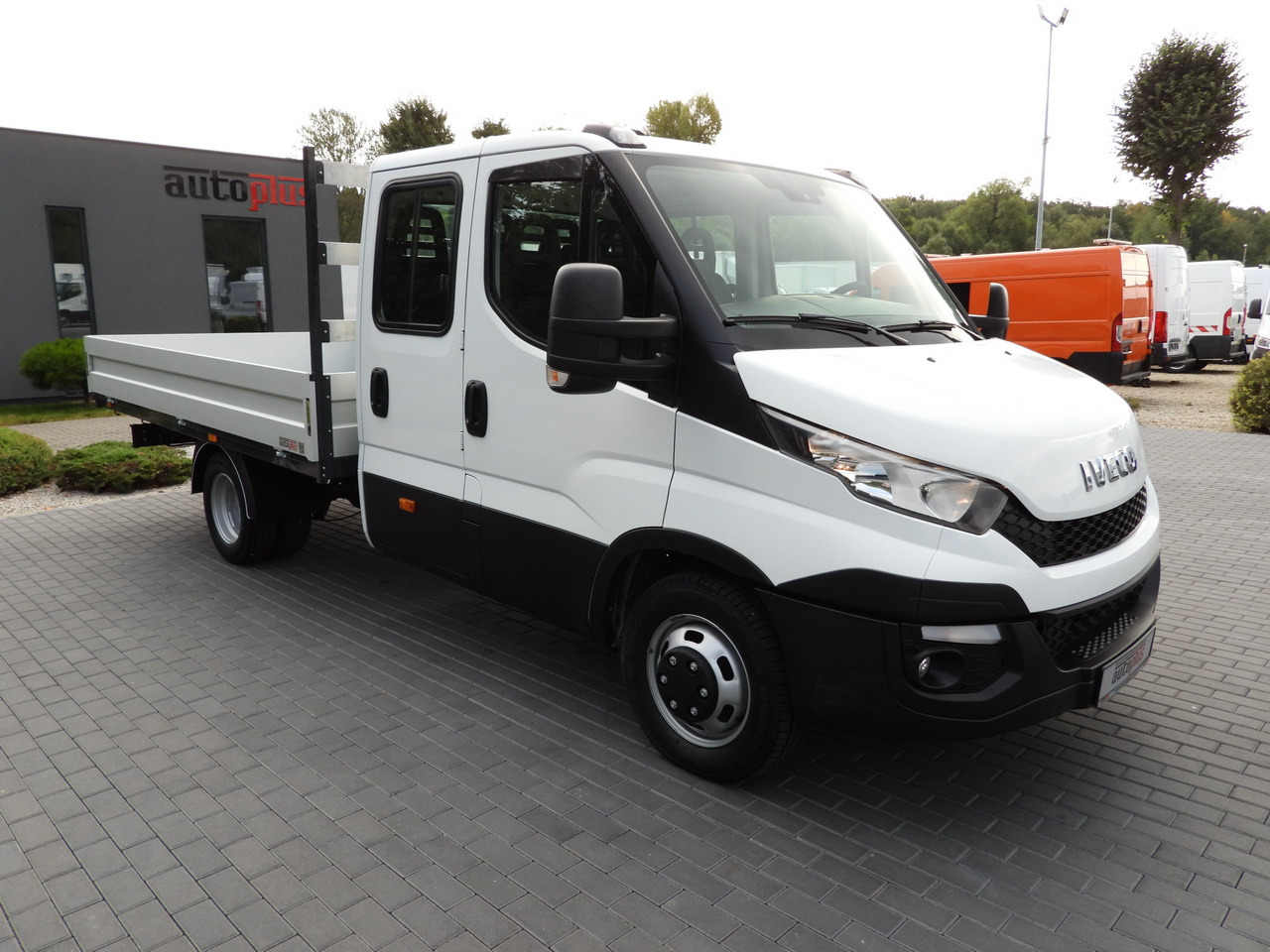 IVECO DAILY 35C17 STAKE BODY DOUBLE CABIN DOKA 7 SEATS CRUISE CONTROL TWIN WHEELS AIR CONDITIONING 170HP - Pritsche Transporter: das Bild 4 IVECO DAILY 35C17 STAKE BODY DOUBLE CABIN DOKA 7 SEATS CRUISE CONTROL TWIN WHEELS AIR CONDITIONING 170HP - Pritsche Transporter: das Bild 4
