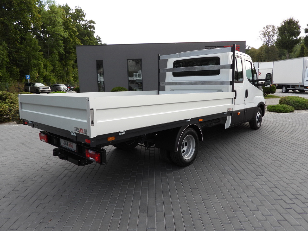 IVECO DAILY 35C17 STAKE BODY DOUBLE CABIN DOKA 7 SEATS CRUISE CONTROL TWIN WHEELS AIR CONDITIONING 170HP - Pritsche Transporter: das Bild 3 IVECO DAILY 35C17 STAKE BODY DOUBLE CABIN DOKA 7 SEATS CRUISE CONTROL TWIN WHEELS AIR CONDITIONING 170HP - Pritsche Transporter: das Bild 3