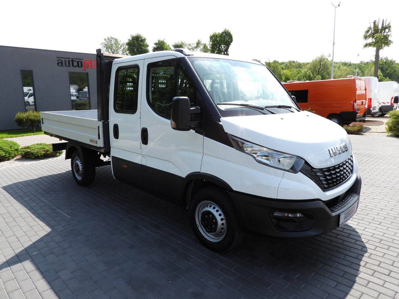 IVECO DAILY 35S12 STAKE BODY DOUBLE CABIN DOKA 7 SEATS AIR CONDITIONING 120HP - Pritsche Transporter: das Bild 4 IVECO DAILY 35S12 STAKE BODY DOUBLE CABIN DOKA 7 SEATS AIR CONDITIONING 120HP - Pritsche Transporter: das Bild 4