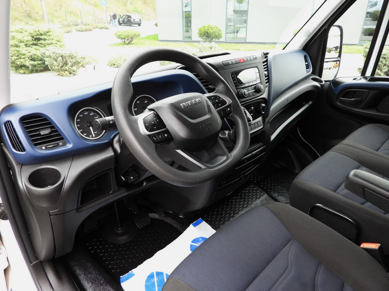 IVECO DAILY 35S14 REFRIGERATOR VAN 0*C POWER SUPPLY 230V CRUISE CONTROL AUTOMATIC TRANSMISSION HI-MATIC AIR CONDITIONING 140HP - Kühltransporter: das Bild 2 IVECO DAILY 35S14 REFRIGERATOR VAN 0*C POWER SUPPLY 230V CRUISE CONTROL AUTOMATIC TRANSMISSION HI-MATIC AIR CONDITIONING 140HP - Kühltransporter: das Bild 2