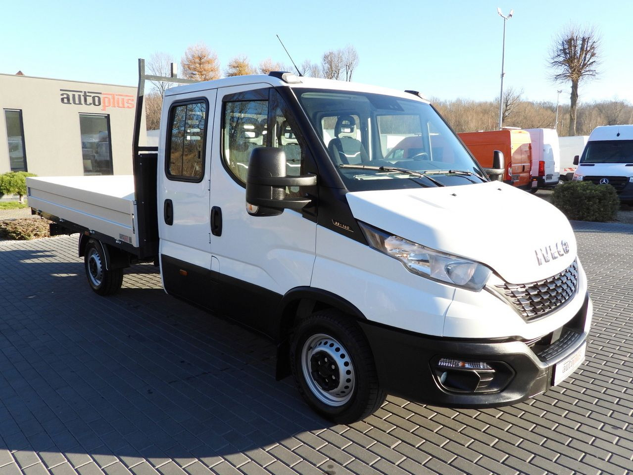 IVECO DAILY 35S14 STAKE BODY DOUBLE CABIN DOKA 7 SEATS CRUISE CONTROL AIR CONDITIONING 140HP - Transporter mit Doppelkabine: das Bild 4 IVECO DAILY 35S14 STAKE BODY DOUBLE CABIN DOKA 7 SEATS CRUISE CONTROL AIR CONDITIONING 140HP - Transporter mit Doppelkabine: das Bild 4