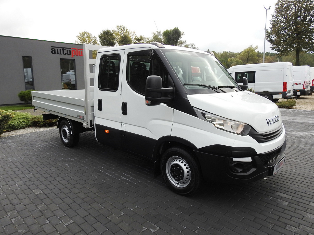IVECO DAILY 35S15 STAKE BODY DOUBLE CABIN DOKA 7 SEATS AIR CONDITIONING 150HP - Pritsche Transporter: das Bild 4 IVECO DAILY 35S15 STAKE BODY DOUBLE CABIN DOKA 7 SEATS AIR CONDITIONING 150HP - Pritsche Transporter: das Bild 4