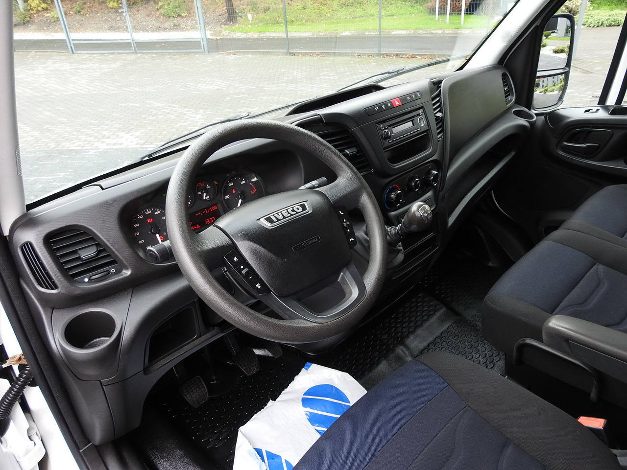 IVECO DAILY 35S15 STAKE BODY DOUBLE CABIN DOKA 7 SEATS AIR CONDITIONING 150HP - Pritsche Transporter: das Bild 2 IVECO DAILY 35S15 STAKE BODY DOUBLE CABIN DOKA 7 SEATS AIR CONDITIONING 150HP - Pritsche Transporter: das Bild 2