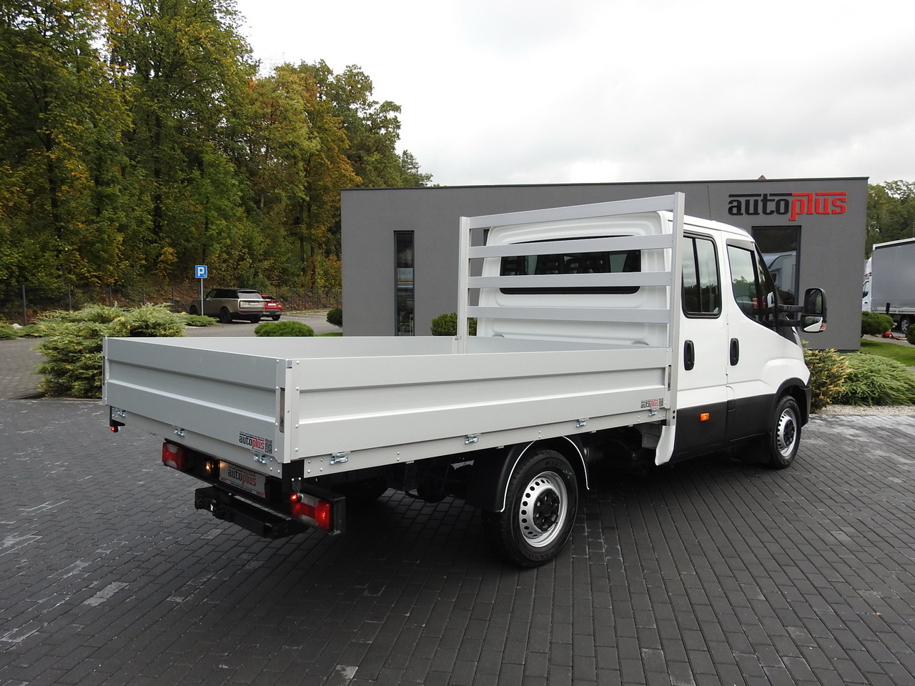 IVECO DAILY 35S15 STAKE BODY DOUBLE CABIN DOKA 7 SEATS AIR CONDITIONING 150HP - Pritsche Transporter: das Bild 3 IVECO DAILY 35S15 STAKE BODY DOUBLE CABIN DOKA 7 SEATS AIR CONDITIONING 150HP - Pritsche Transporter: das Bild 3