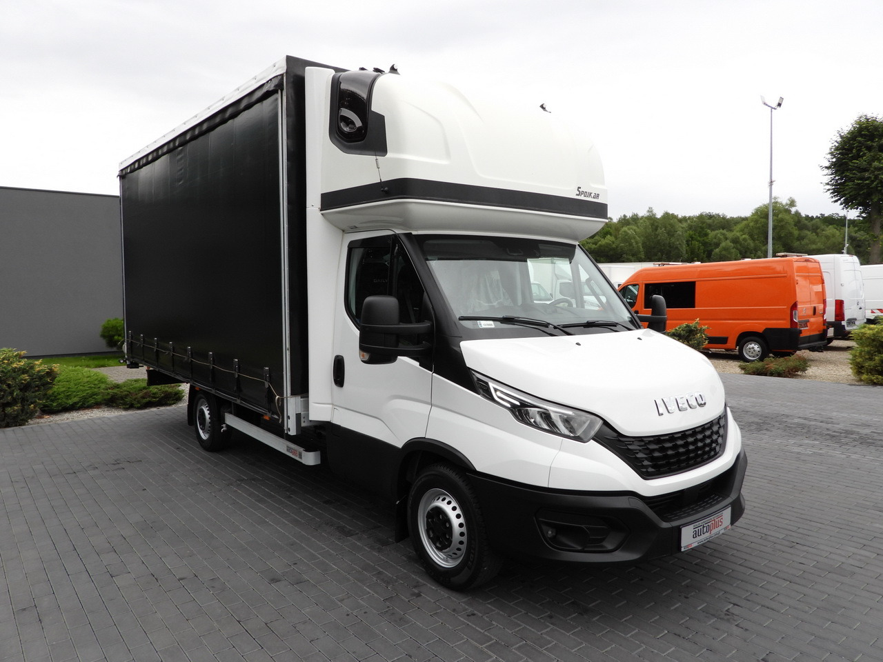 IVECO DAILY 35S18 TARPAULIN 10 PALLETS WEBASTO CRUISE CONTROL NAVIGATION LED LIGHTS AIR CONDITIONING 180HP - Planen Transporter: das Bild 4 IVECO DAILY 35S18 TARPAULIN 10 PALLETS WEBASTO CRUISE CONTROL NAVIGATION LED LIGHTS AIR CONDITIONING 180HP - Planen Transporter: das Bild 4