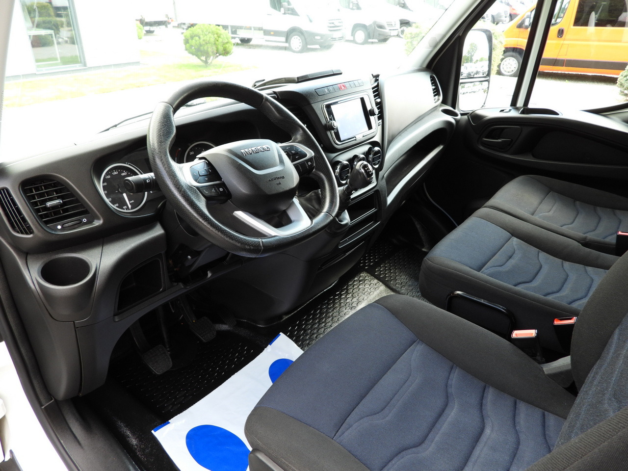 IVECO DAILY 35S18 TARPAULIN 10 PALLETS WEBASTO CRUISE CONTROL NAVIGATION LED LIGHTS AIR CONDITIONING 180HP - Planen Transporter: das Bild 2 IVECO DAILY 35S18 TARPAULIN 10 PALLETS WEBASTO CRUISE CONTROL NAVIGATION LED LIGHTS AIR CONDITIONING 180HP - Planen Transporter: das Bild 2