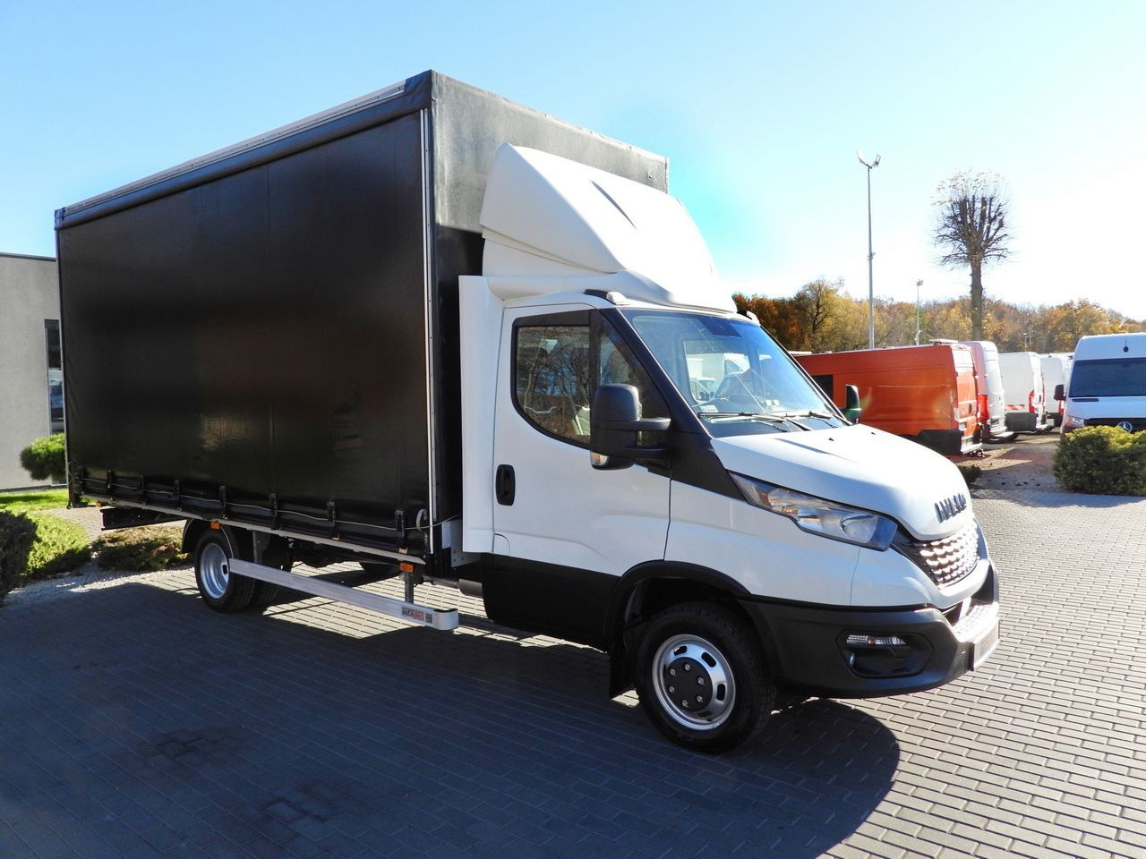 IVECO DAILY 50C17 TARPAULIN 10 PALLETS CRUISE CONTROL TWIN WHEELS AIR CONDITIONING 180HP - Planen Transporter: das Bild 4 IVECO DAILY 50C17 TARPAULIN 10 PALLETS CRUISE CONTROL TWIN WHEELS AIR CONDITIONING 180HP - Planen Transporter: das Bild 4