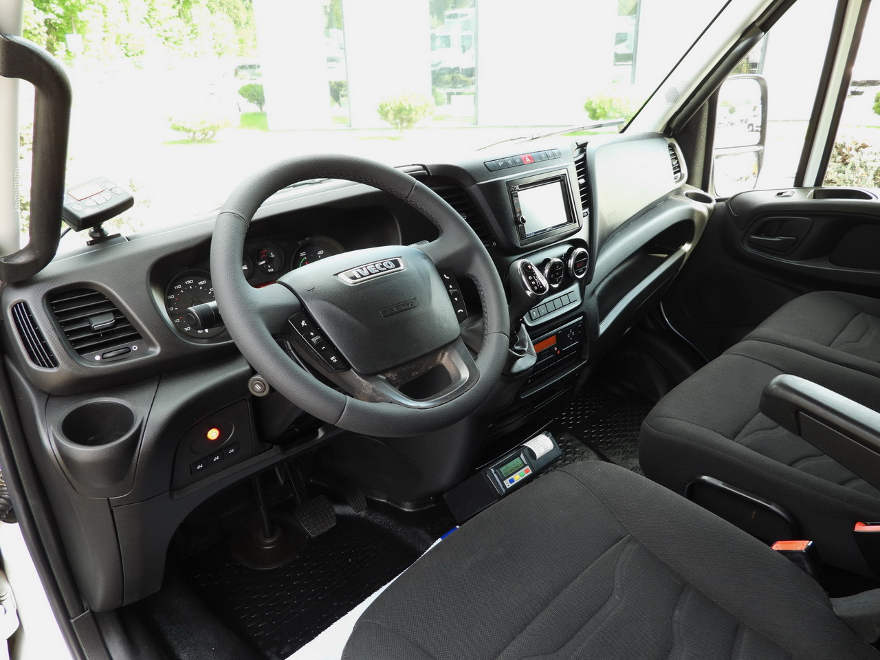 IVECO DAILY 70C17 REFRIGERATOR 1*C LIFT 10 PALLETS POWER SUPPLY 230V CRUISE CONTROL AIR CONDITIONING PNEUMATICS AUTOMATIC TRANSMISSION HI-MATIC TWIN WHEELS 170HP - Kühlkoffer LKW: das Bild 2 IVECO DAILY 70C17 REFRIGERATOR 1*C LIFT 10 PALLETS POWER SUPPLY 230V CRUISE CONTROL AIR CONDITIONING PNEUMATICS AUTOMATIC TRANSMISSION HI-MATIC TWIN WHEELS 170HP - Kühlkoffer LKW: das Bild 2