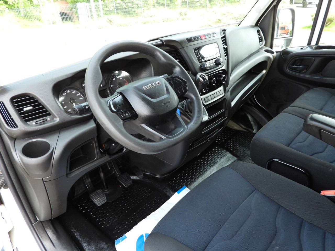 Iveco DAILY 35S12 PRITSCHE DOPPELKABINE DOKA 7 SITZE - Pritsche Transporter, Transporter mit Doppelkabine: das Bild 2 Iveco DAILY 35S12 PRITSCHE DOPPELKABINE DOKA 7 SITZE - Pritsche Transporter, Transporter mit Doppelkabine: das Bild 2