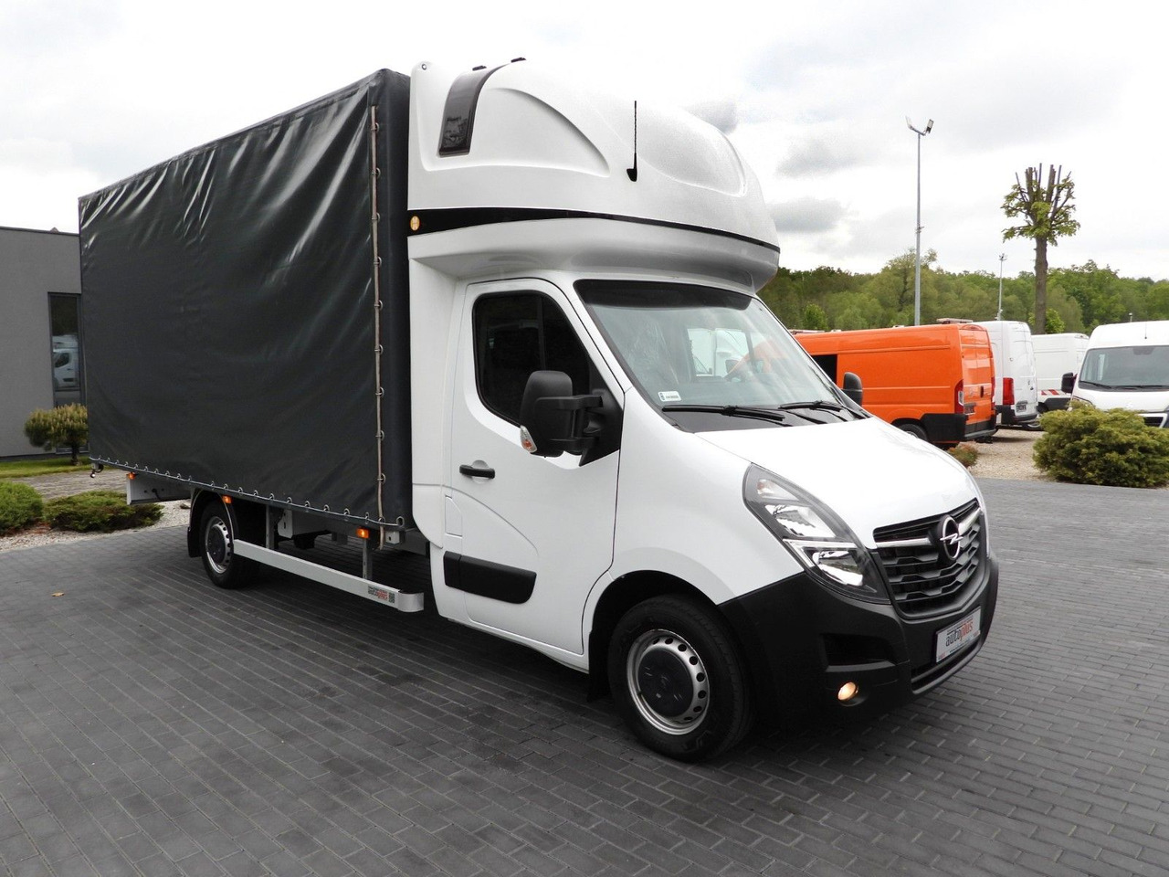 Iveco MOVANO PRITSCHE PLANE 10 PALETTEN TEMPOMAT NAVI - Planen Transporter: das Bild 4 Iveco MOVANO PRITSCHE PLANE 10 PALETTEN TEMPOMAT NAVI - Planen Transporter: das Bild 4
