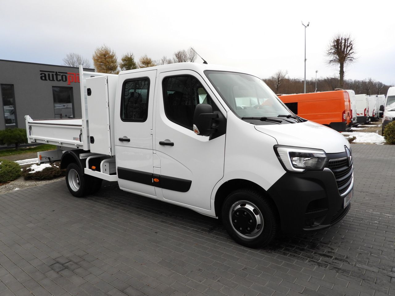 RENAULT MASTER TIPPER DOUBLE CABIN DOKA 6 SEATS CRUISE CONTROL LED LIGHTS TWIN WHEELS AIR CONDITIONING 145HP - Kipper Transporter: das Bild 4 RENAULT MASTER TIPPER DOUBLE CABIN DOKA 6 SEATS CRUISE CONTROL LED LIGHTS TWIN WHEELS AIR CONDITIONING 145HP - Kipper Transporter: das Bild 4