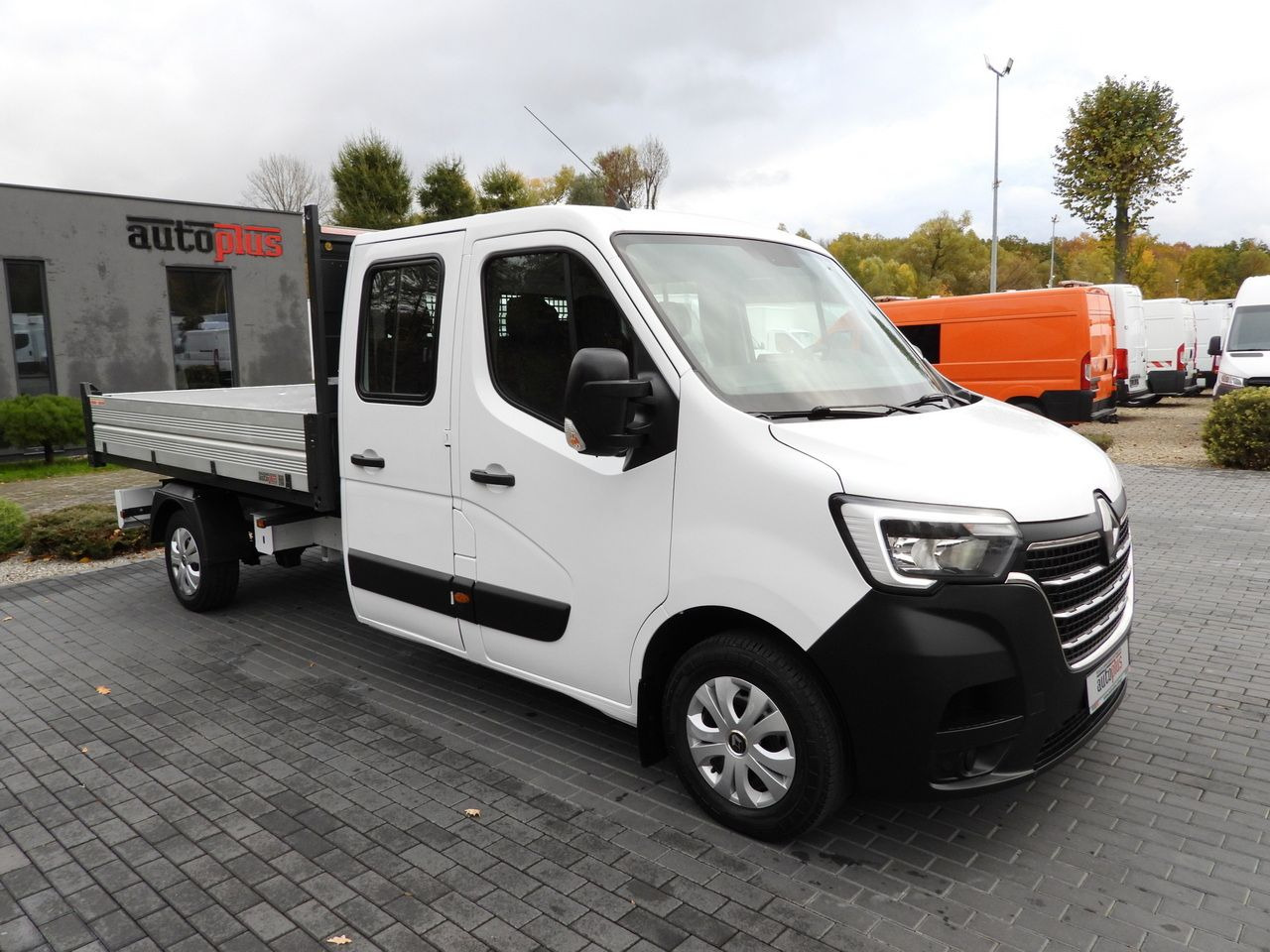 RENAULT MASTER TIPPER DOUBLE CABIN DOKA 7 SEATS CRUISE CONTROL NAVIGATION LED LIGHTS AIR CONDITIONING 145HP - Kipper Transporter: das Bild 4 RENAULT MASTER TIPPER DOUBLE CABIN DOKA 7 SEATS CRUISE CONTROL NAVIGATION LED LIGHTS AIR CONDITIONING 145HP - Kipper Transporter: das Bild 4