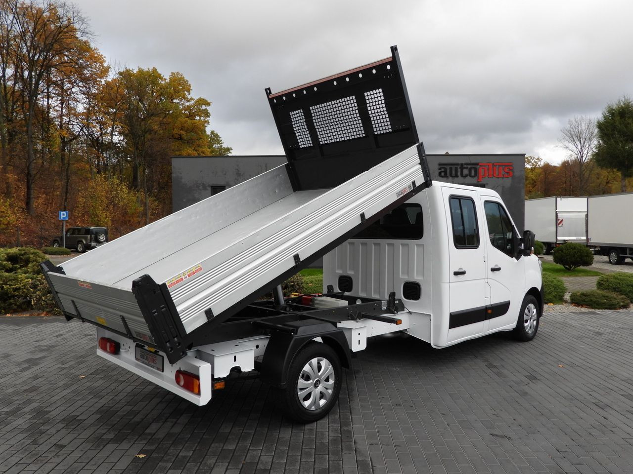 RENAULT MASTER TIPPER DOUBLE CABIN DOKA 7 SEATS CRUISE CONTROL NAVIGATION LED LIGHTS AIR CONDITIONING 145HP - Kipper Transporter: das Bild 3 RENAULT MASTER TIPPER DOUBLE CABIN DOKA 7 SEATS CRUISE CONTROL NAVIGATION LED LIGHTS AIR CONDITIONING 145HP - Kipper Transporter: das Bild 3