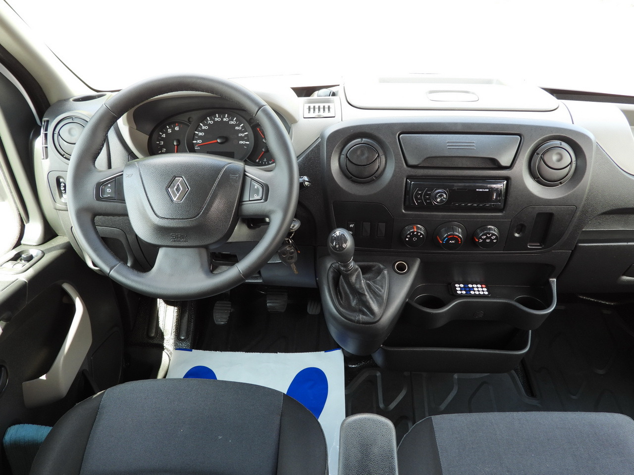 Transporter RENAULT MASTER CRUISE CONTROL AIR CONDITIONING  110HP: das Bild 24