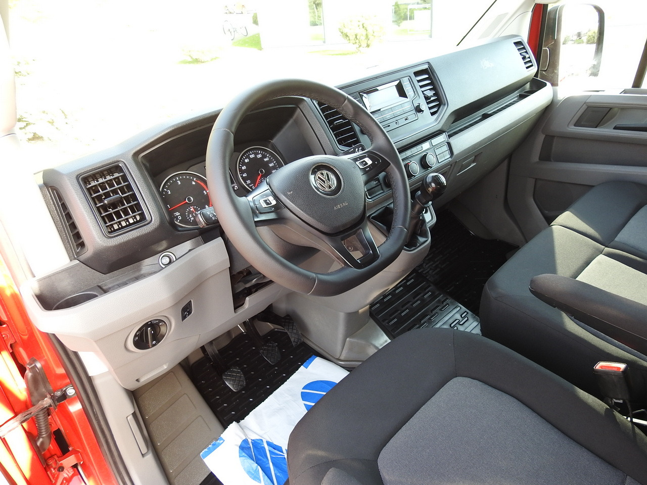 VOLKSWAGEN CRAFTER STAKE BODY DOUBLE CABIN DOKA 7 SEATS AIR CONDITIONING 140HP - Transporter mit Doppelkabine: das Bild 2 VOLKSWAGEN CRAFTER STAKE BODY DOUBLE CABIN DOKA 7 SEATS AIR CONDITIONING 140HP - Transporter mit Doppelkabine: das Bild 2