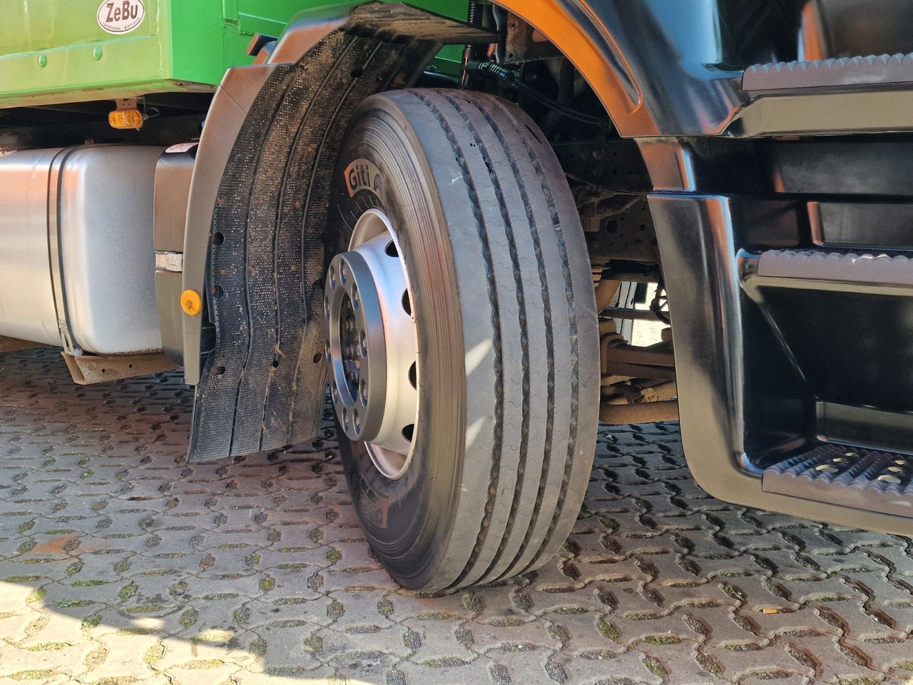 Koffer LKW Iveco Stralis 360 / Ladebordwand: das Bild 28