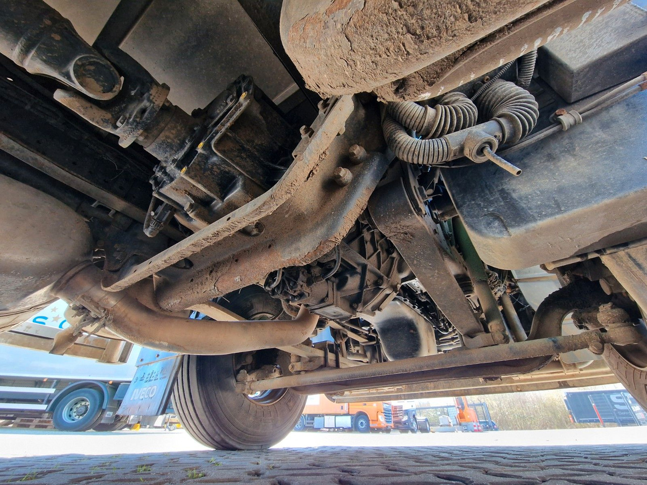 Koffer LKW Iveco Stralis 360 / Ladebordwand: das Bild 14