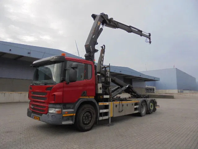 Scania P400 6X2 - Abrollkipper, Autokran: das Bild 1 Scania P400 6X2 - Abrollkipper, Autokran: das Bild 1