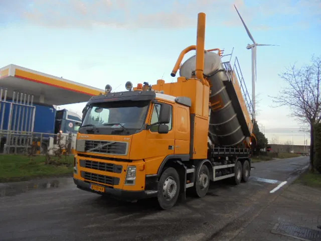 Volvo FM 400 8X4 BLADGEVEERD - Saug-/ Spülfahrzeug: das Bild 1 Volvo FM 400 8X4 BLADGEVEERD - Saug-/ Spülfahrzeug: das Bild 1