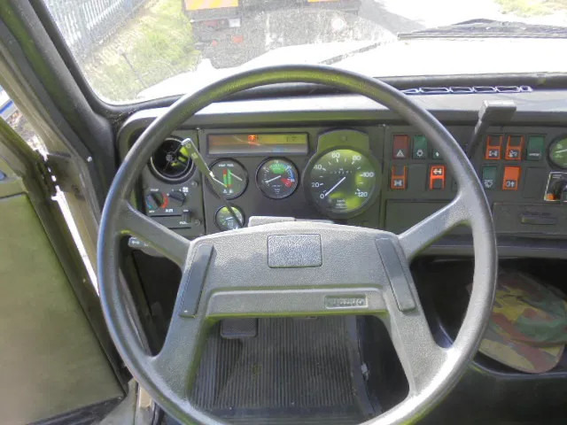 Pritsche LKW, Autokran Volvo N 10 6X6 L + FASSI: das Bild 10