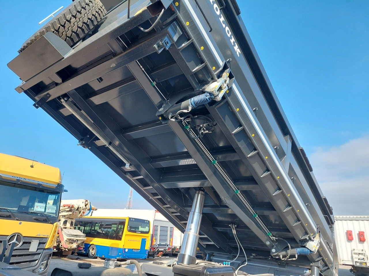 Iveco AS360X53Z Stralis X-WAY 8x4 Bordmatik - Kipper: das Bild 5 Iveco AS360X53Z Stralis X-WAY 8x4 Bordmatik - Kipper: das Bild 5