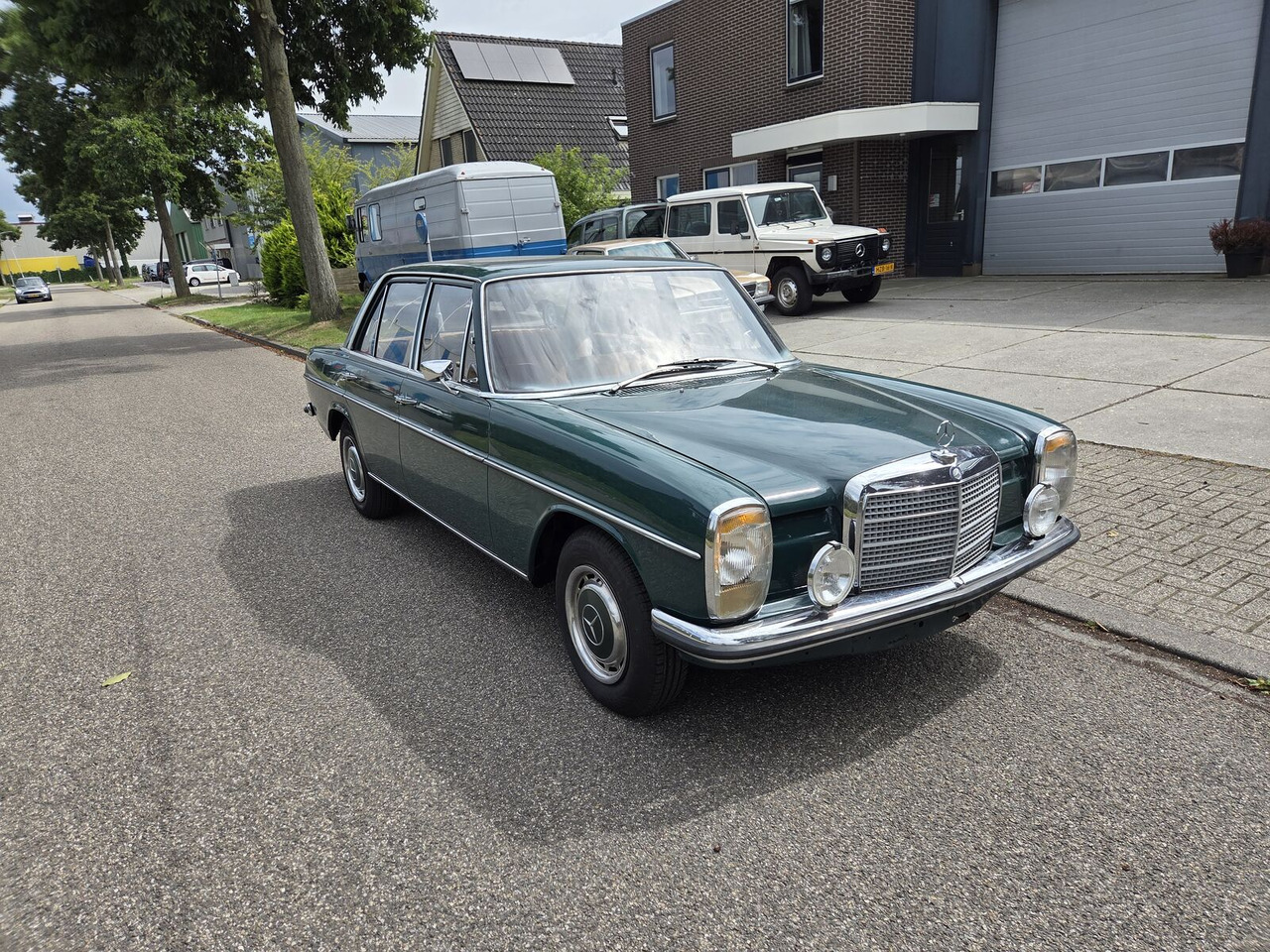 Mercedes-Benz 220 (W115) sedan - Limousine: das Bild 1 Mercedes-Benz 220 (W115) sedan - Limousine: das Bild 1