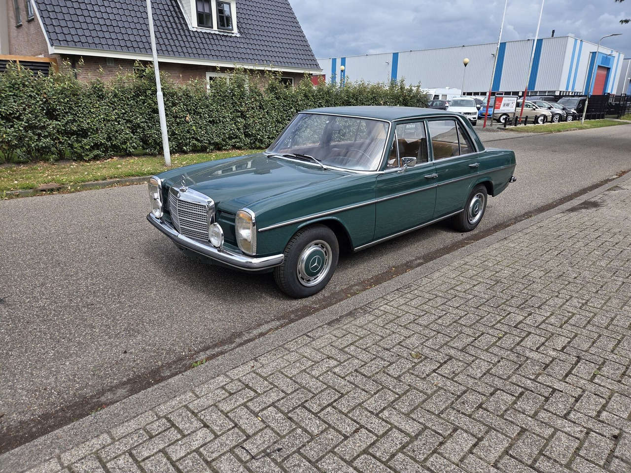 Mercedes-Benz 220 (W115) sedan - Limousine: das Bild 4 Mercedes-Benz 220 (W115) sedan - Limousine: das Bild 4
