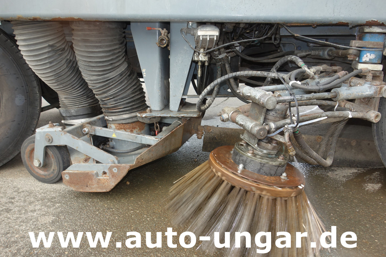 Aebi MFH 5000 Kehrmaschine Baujahr 2004 4-Rad Lenkung Wildkrautbesen - Kehrmaschine: das Bild 5 Aebi MFH 5000 Kehrmaschine Baujahr 2004 4-Rad Lenkung Wildkrautbesen - Kehrmaschine: das Bild 5