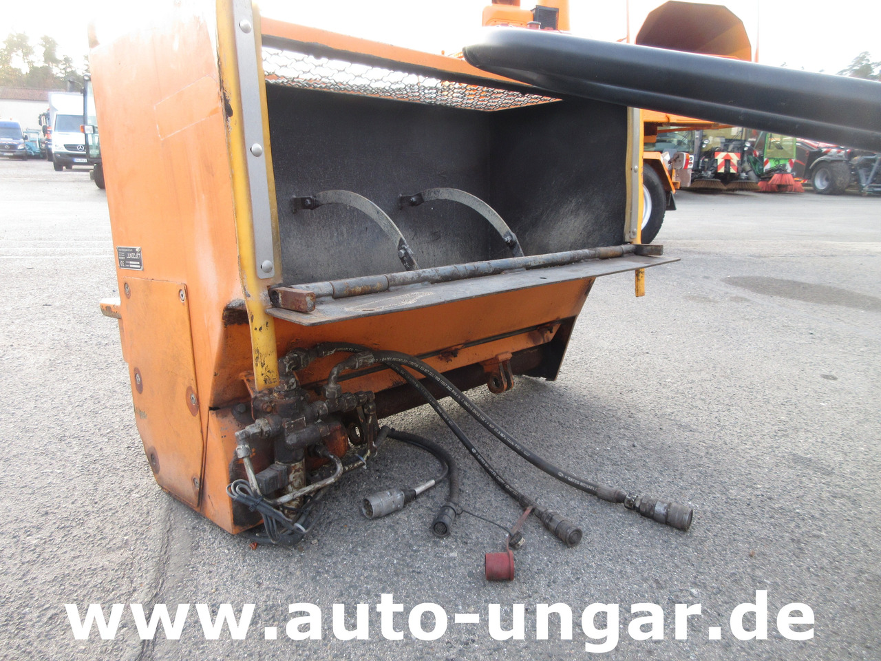 Schneeräumfahrzeug Nilfisk CR 3500 Winterdienst - Paket Schneepflug Streuer Kipper - Pritsche: das Bild 12