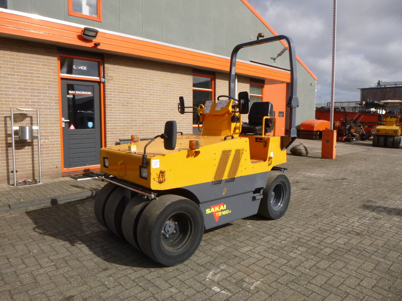 SAKAI TS160-2 - Gummiradwalze: das Bild 2 SAKAI TS160-2 - Gummiradwalze: das Bild 2