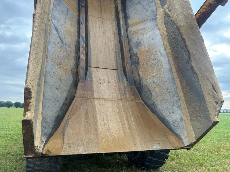 Knickgelenkter Dumper Volvo A25D: das Bild 11